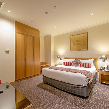 Duxton Hotel Perth Exteriér fotografie A bedroom at the hotel