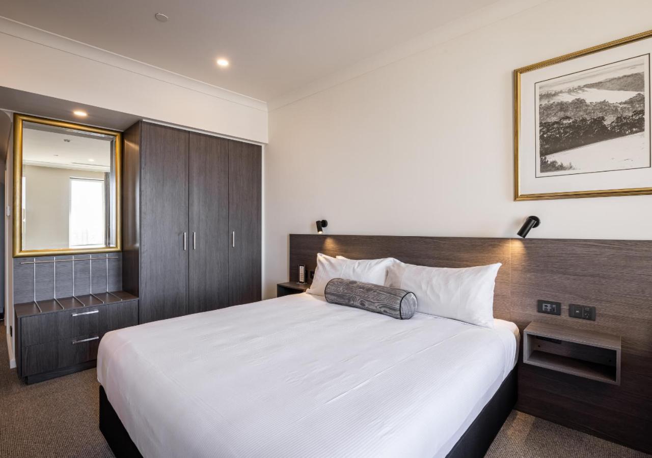 Duxton Hotel Perth Exteriér fotografie A bedroom at the hotel