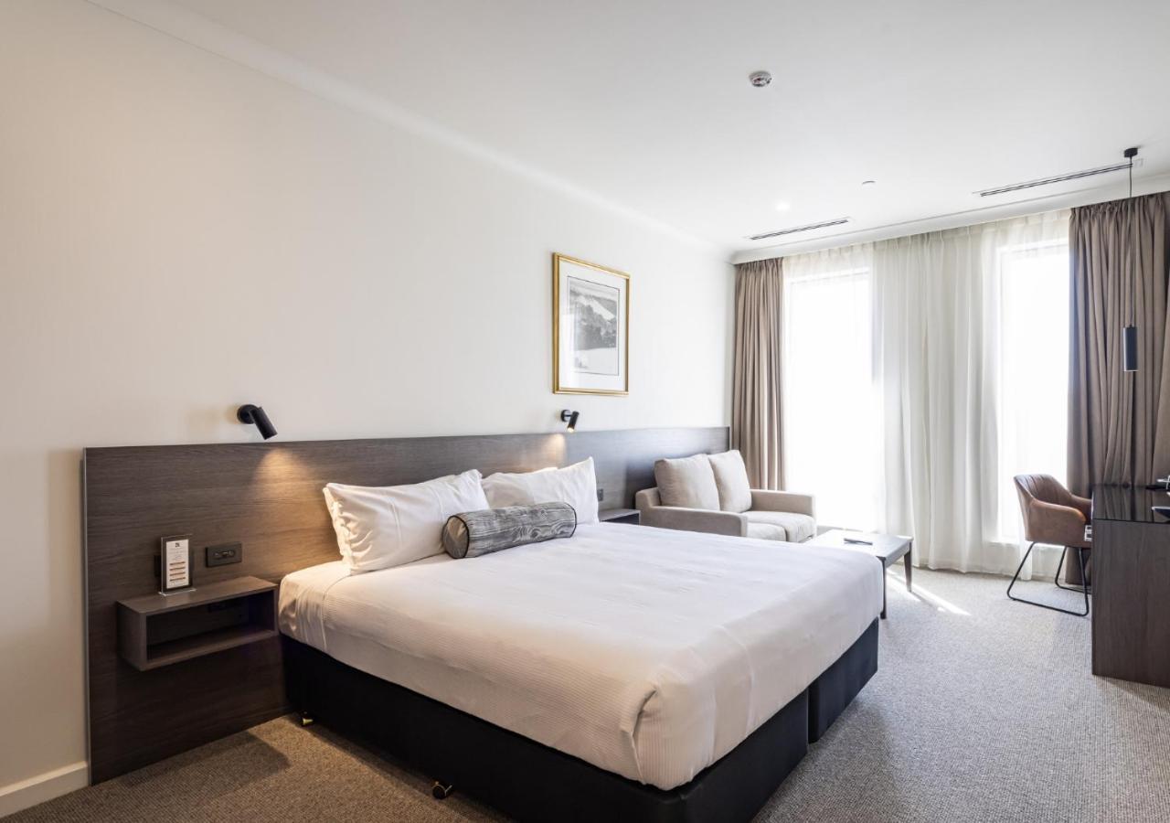 Duxton Hotel Perth Exteriér fotografie A room at the hotel