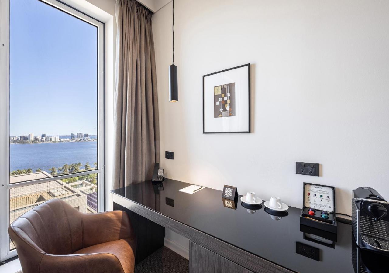 Duxton Hotel Perth Exteriér fotografie A room at the hotel