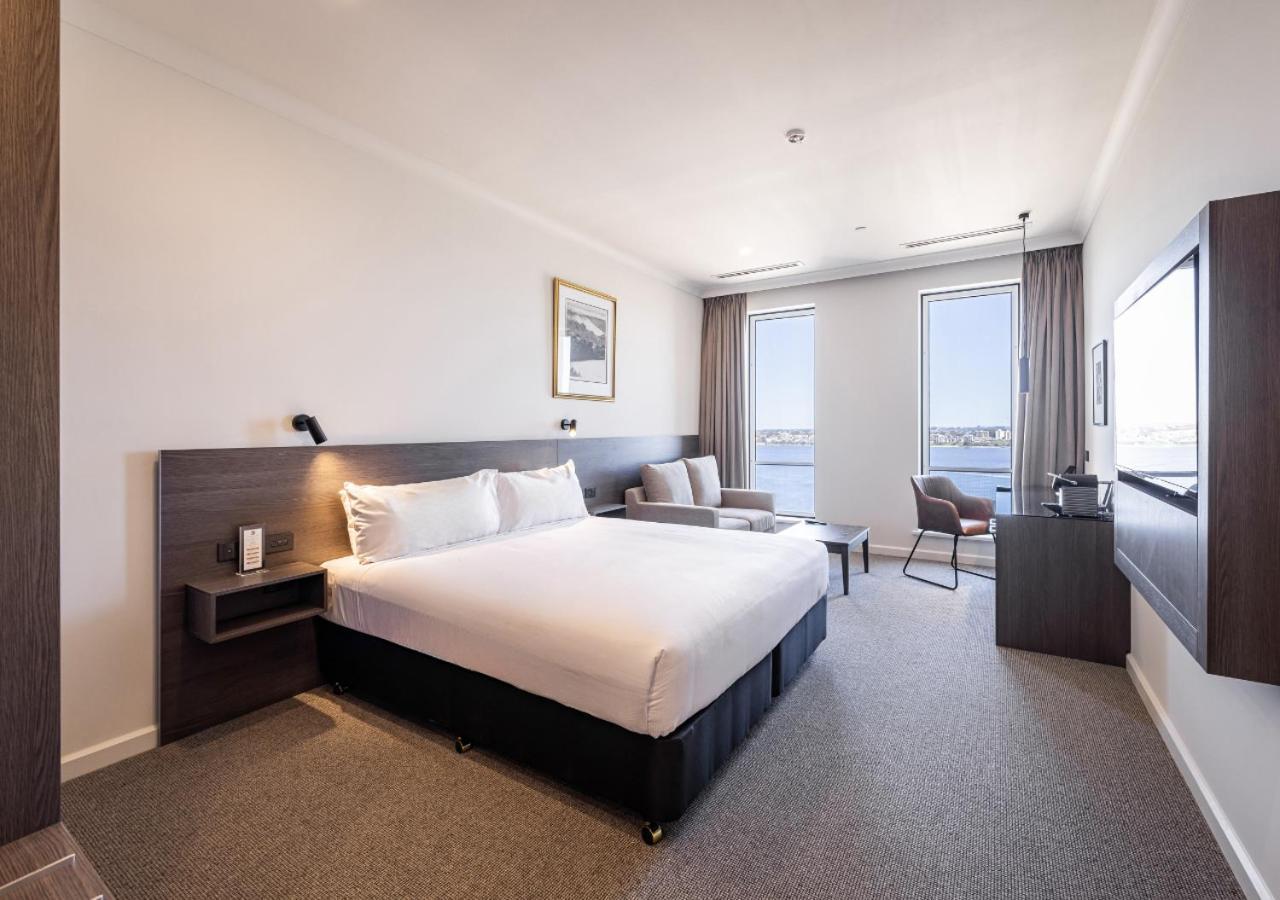 Duxton Hotel Perth Exteriér fotografie A room at the hotel